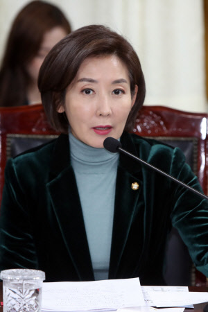 나경원 자유한국당 원내대표가 22일 원내대책회의에서 발언하고 있다.   연합뉴스